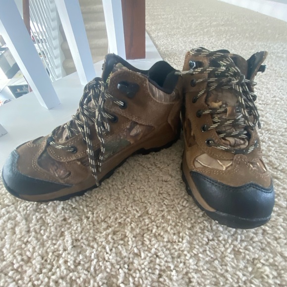 Magellan Outdoors Hiking Boots Boys size 5D ALMOST NEW ! - Picture 6 of 7